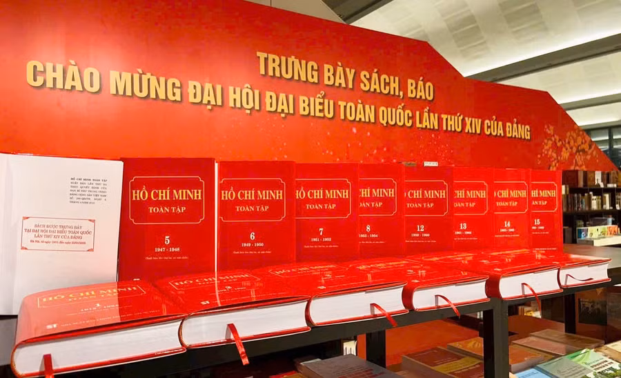 Bộ sách "Hồ Chí Minh Toàn tập" được tái bản, trưng bày chào mừng Đại hội XIV của Đảng.