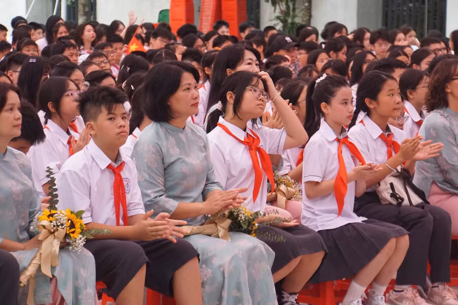 Cô và trò Trường TH&THCS Chu Văn An trong ngày khai giảng năm học mới.