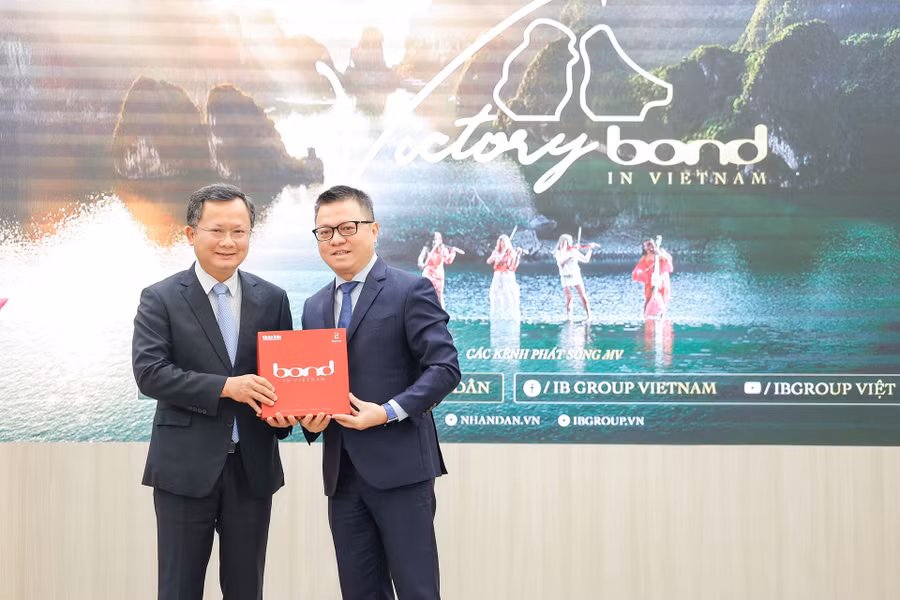 Ông Lê Quốc Minh - Tổng biên tập báo Nhân Dân tặng MV "Victory - Bond in Vietnam" cho ông Cao Tường Huy - Chủ tịch UBND tỉnh Quảng Ninh. (ảnh BTC).