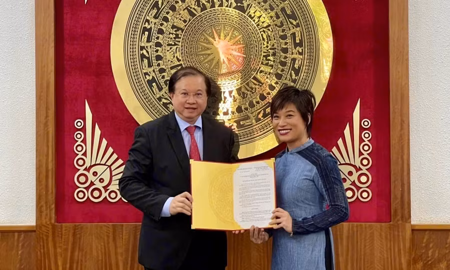 Thứ trưởng Bộ VH,TT&DL Tạ Quang Đông trao quyết định bổ nhiệm Chủ tịch Hội đồng trường Học viện Múa Việt Nam cho NSND Trần Ly Ly. (Ảnh: Bộ VH-TT&DL).