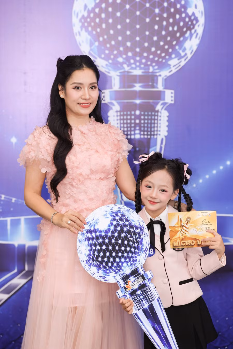 mc-thanh-mai-trao-ve-vang-cho-tue-anh.jpg