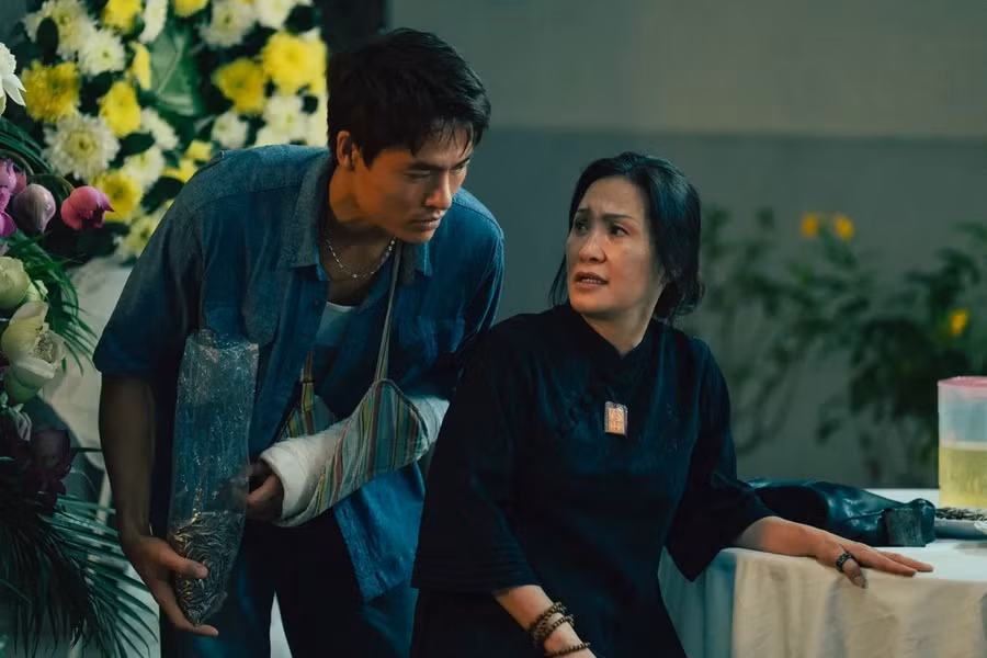 Võ Tấn Phát vào vai Tâm, Hồng Đào vào vai bà Mũi trong phim "Lên Hương" - Ảnh: NSX.