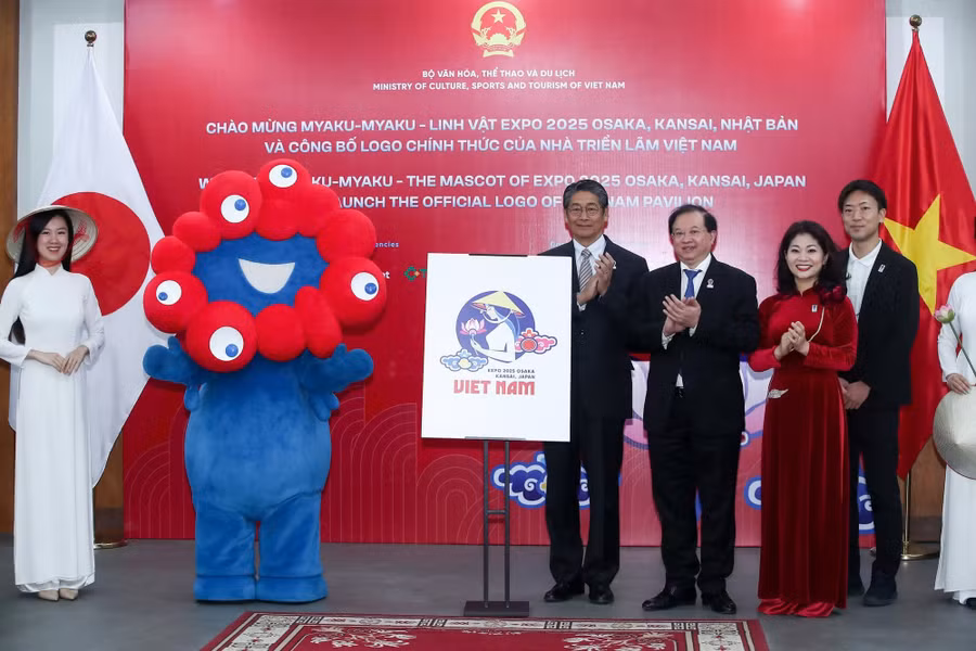 Đại nước hai nước Việt Nam - Nhật Bản giới thiệu linh vật của EXPO 2025 Osaka, Kansai và logo Nhà Triển lãm Việt Nam (ảnh: Nam Nguyễn - Bộ VH,TT&DL).
