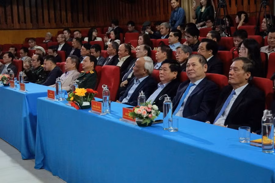 7cac-dai-bieu-tham-du-le-ra-mat-tac-pham-moi-tai-phong-hoa-nhac-truong-dai-hoc-vhnt-quan-doi.jpg