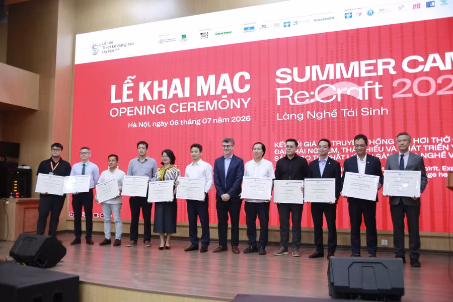 Ông Jonathan Baker trao Giấy chứng nhận cho 11 trường tham gia Summer Camp “Re: Craft 2026 - Làng nghề tái sinh” - Ảnh: BTC.