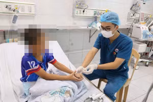 Bệnh nhi N.Đ.H bị ngộ độc nặng do uống nhầm methadone, nhập viện trong tình trạng nguy kịch. (Ảnh: Bệnh viện Nhi Thái Bình)