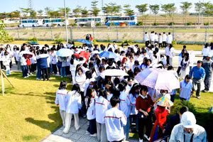 Học sinh, sinh viên tham quan thực tế tại nhà máy trong KCN Liên Hà Thái (tỉnh Hưng Yên).