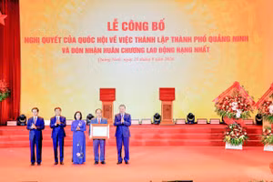 Tổng Bí thư, Chủ tịch nước Tô Lâm trao Nghị quyết của Quốc hội về việc thành lập thành phố Quảng Ninh.