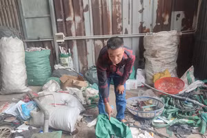 Đào Quang Quân và vật chứng của vụ án. Ảnh: FB Công an tỉnh Hưng Yên