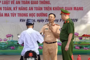 Chiến sĩ Phòng CSGT Công an tỉnh Hưng Yên hướng dẫn kỹ năng lái xe an toàn.