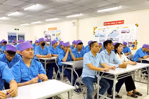 Sinh viên Trường cao đẳng Công nghiệp Hưng Yên thực tập tại Công ty TNHH Canon Việt Nam.
