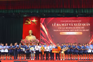 Lãnh đạo tỉnh Hưng Yên tặng hoa chúc mừng Câu lạc bộ bóng đá Hưng Yên.