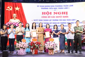 Lãnh đạo phường Trần Lãm trao các quyết định thành lập, bổ nhiệm cán bộ quản lý và thành lập Đảng bộ Trường tiểu học Trần lãm 1.