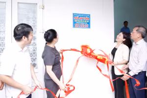 Các đại biểu thực hiện nghi thức ra mắt nhà “Nhà an toàn cho phụ nữ và trẻ em”.