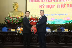 Chủ tịch UBND tỉnh Hưng Yên Nguyễn Mạnh Quyền (phải) tặng hoa chúc mừng ông Phạm Bảo Sơn.