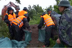Ban chỉ huy Quân sự tỉnh đã điều động 60 cán bộ, chiến sĩ cùng chính quyền và người dân xã Hồng Vũ khắc phục sự cố.