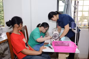 Trường Giáo dục chuyên biệt Hưng Yên dạy nghề cho người khuyết tật.