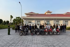Các đối tượng cùng hung khí tại Cơ quan điều tra. Ảnh: Công an tỉnh Hưng Yên.