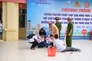 Sân khấu hóa tuyên truyền pháp luật về an toàn giao thông giúp học sinh tiếp cận kiến thức một cách trực quan, sinh động.