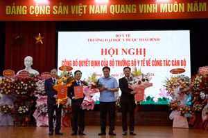 Thứ trưởng Bộ Y tế Đỗ Xuân Tuyên trao các quyết định bổ nhiệm.