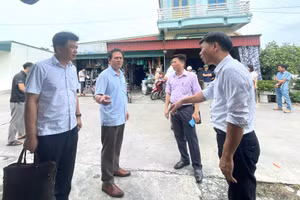 Tổ công tác Chi cục an toàn vệ sinh thực phẩm Hưng Yên xuống hiện trường xác minh vụ việc.