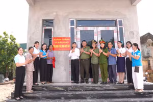 Ban phụ nữ Công an tỉnh Hưng Yên phối hợp tổ chức bàn giao nhà cho hộ nghèo tại xã Yên Mỹ. Ảnh: Nguyễn Thị Thủy