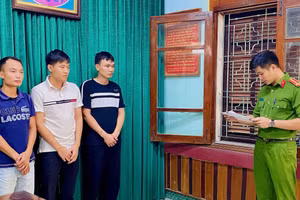 Cơ quan điều tra thi hành các Quyết định tố tụng. Ảnh: Công an tỉnh Hưng Yên