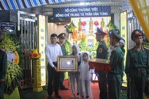 Thừa ủy quyền của Chủ tịch nước, Phó Chủ tịch UBND tỉnh Hưng Yên Nguyễn Lê Huy trao Huân chương Dũng cảm truy tặng Trung tá Trần Văn Tùng cho thân nhân Trung tá Tùng.