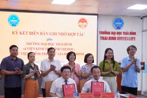 Lãnh đạo hai đơn vị ký kết biên bản ghi nhớ hợp tác. Ảnh: Đinh Chiến