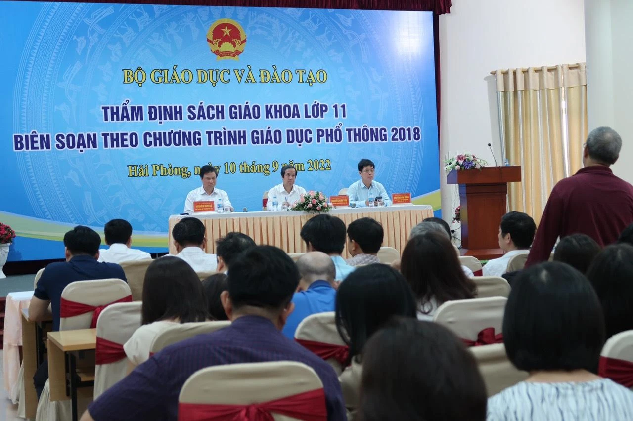 Lãnh đạo Bộ GD&ĐT nghe ý kiến của các thành viên Hội đồng thẩm định SGK. Lãnh đạo Bộ GD&ĐT nghe ý kiến của các thành viên Hội đồng thẩm định SGK.