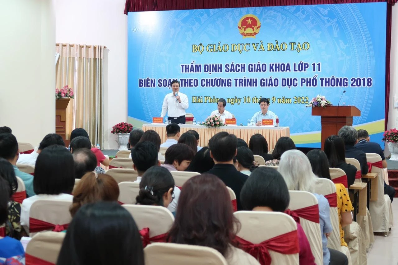 Thứ trưởng Nguyễn Hữu Độ cho rằng, công việc thẩm định các bộ SGK lớp 11 có nhiều điểm thuận lợi. Thứ trưởng Nguyễn Hữu Độ cho rằng, công việc thẩm định các bộ SGK lớp 11 có nhiều điểm thuận lợi.