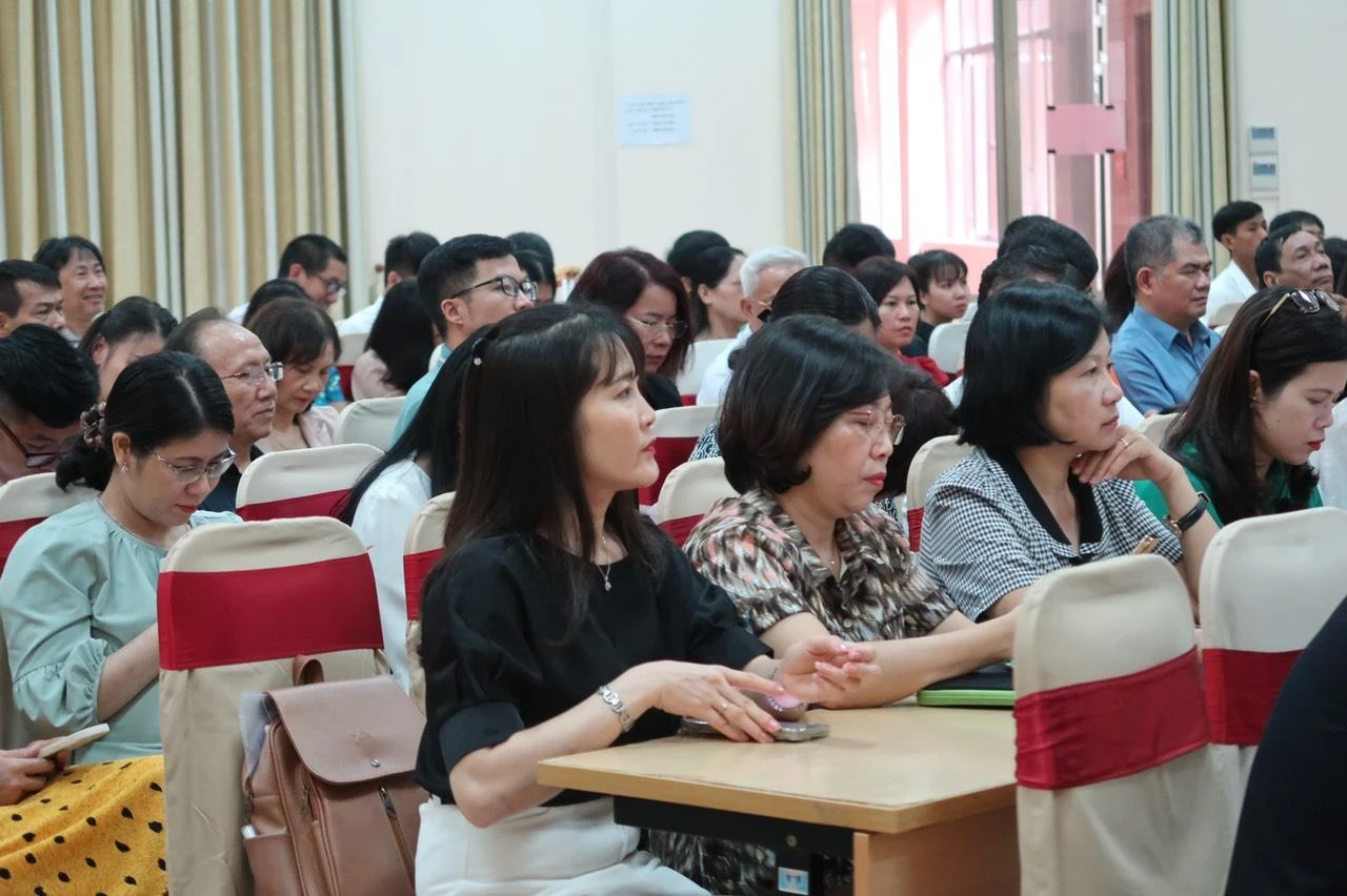 Theo tiến độ Hội đồng thẩm định SGK lớp 11 sẽ kết thúc cuối tháng 9, một số Hội đồng sẽ kết thúc vào ngày 25-26/9. Theo tiến độ Hội đồng thẩm định SGK lớp 11 sẽ kết thúc cuối tháng 9, một số Hội đồng sẽ kết thúc vào ngày 25-26/9.
