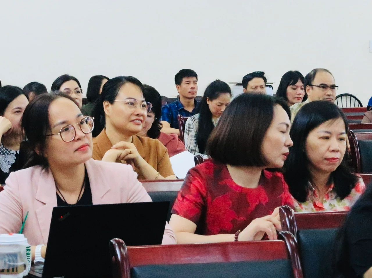 Cán bộ, giáo viên ngành Giáo dục Hải Phòng tham dự tại Điểm cầu trung tâm Sở.