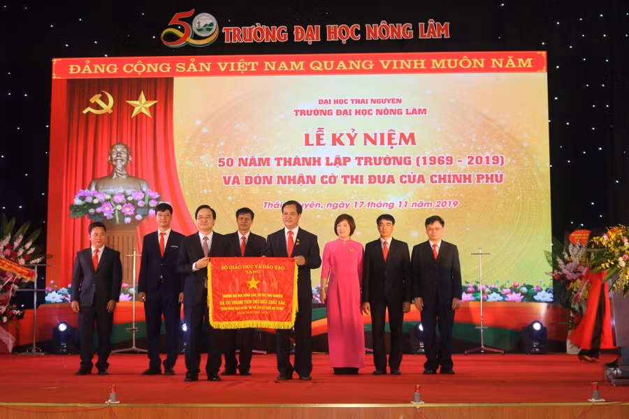 Bộ trưởng Bộ GD&amp;ĐT Phùng Xuân Nhạ tặng Cờ thi đua cho Trường ĐH Nông Lâm