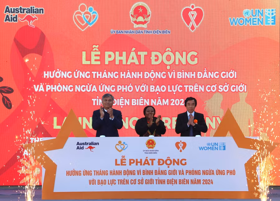 Các đại biểu thực hiện Nghi thức hưởng ứng “Tháng hành động vì bình đẳng giới và phòng ngừa, ứng phó với bạo lực trên cơ sở giới năm 2024”.