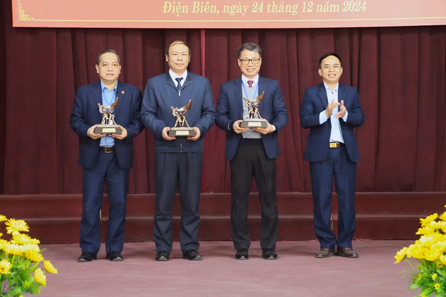 Giám đốc Sở GD&ĐT Điện Biên Nguyễn Văn Đoạt (ngoài cùng, bên phải) trao quà lưu niệm cho đại diện đoàn cán bộ coi thi Sơn La, TP Hà Nội, Yên Bái.