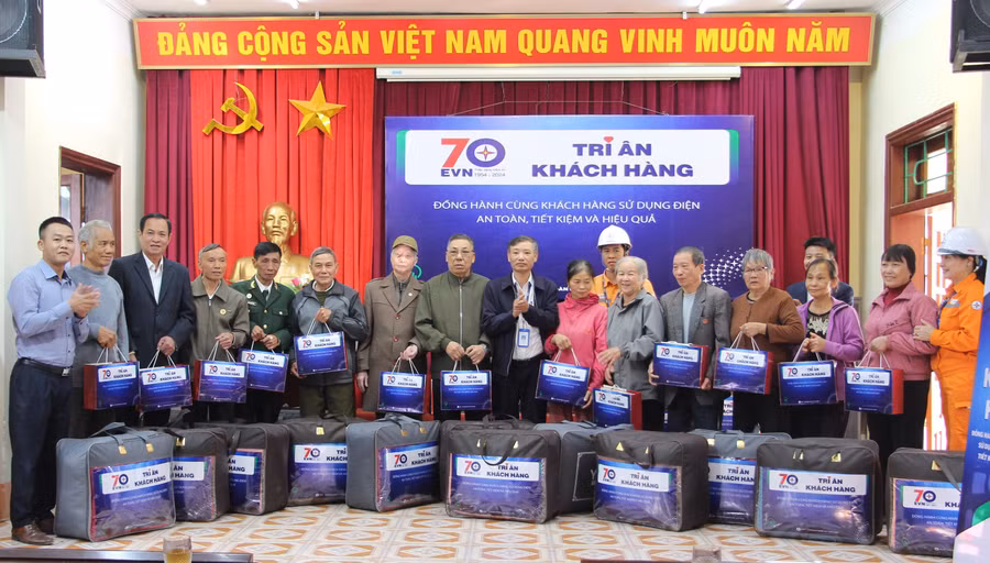 Trao quà cho các hộ nghèo, gia đình chính sách tại phường Mường Thanh, TP Điện Biên Phủ (Điện Biên).