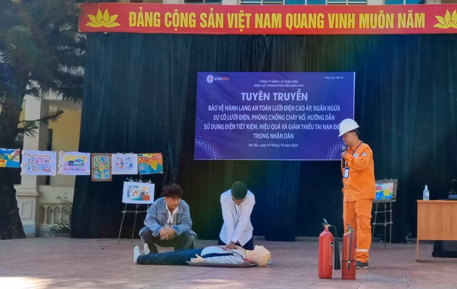 Nhân viên Điện lực TP. Điện Biên phủ phổ biến, tuyên truyền về an toàn điện, hướng dẫn học sinh xử lý tình huống người bị điện giật và cách sơ cứu.