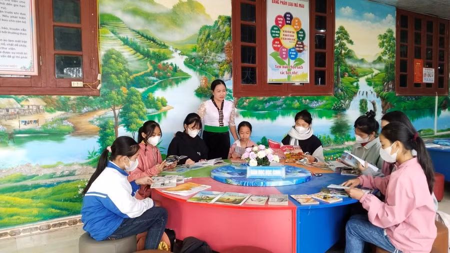Cô Trần Lan Anh (đứng giữa) cùng đám trò nhỏ.