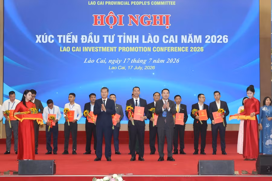Ông Nguyễn Tuấn Anh, Chủ tịch UBND tỉnh Lào Cai trao chứng nhận đầu tư cho đại diện các doanh nghiệp.