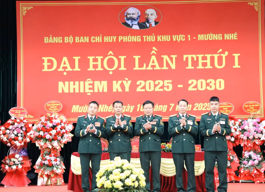 Cán bộ, chiến sĩ Ban CHPTKV 1 - Mường Nhé không chỉ làm tốt nhiệm vụ huấn luyện, sẵn sàng chiến đấu mà còn tích cực đồng hành cùng ngành giáo dục trong công tác chăm lo cho học sinh nghèo vượt khó.