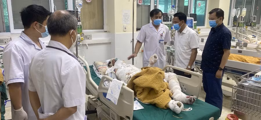 Ông Phạm Giang Nam (thứ 2 bên phải) thăm hỏi bệnh nhân.