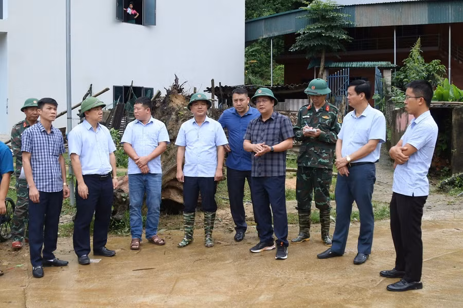 Ông Nguyễn Tiến Đạt, Bí thư Huyện ủy Mường Ảng (thứ 4 bên phải) và ông Tô Trọng Thiện, Chủ tịch UBND huyện (thứ 4 bên trái) cùng đoàn cán bộ huyện đi chỉ đạo, kiểm tra tình hình mưa lũ tại các xã. 