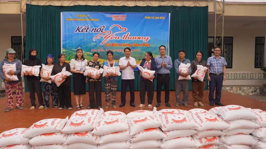 Đại diện Báo Giáo dục và Thời đại cùng chính quyền xã Sam Mứn chuyển tặng gần 1,2 tấn gạo cho 117 hộ gia đình nghèo trên địa bàn.