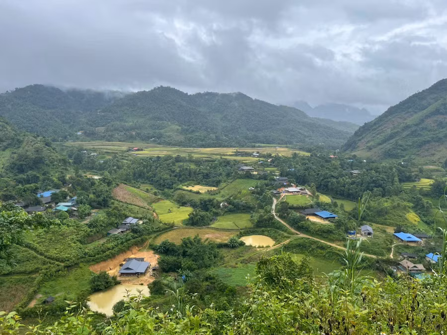 Hạ tầng viễn thông, công nghệ thông tin ở các xã vùng cao của tỉnh Điện Biên từng bước được đầu tư, hiện đại hóa, đáp ứng yêu cầu truyền tải thông tin đến từng bản, từng hộ dân.