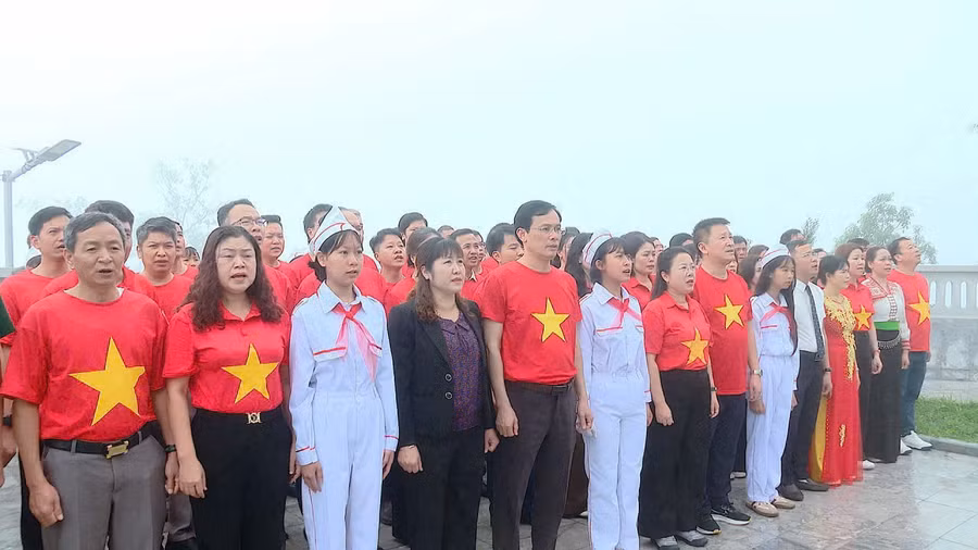 Đoàn công tác của ngành GD&ĐT Điện Biên hát Quốc ca trong nghi thức chào cờ.