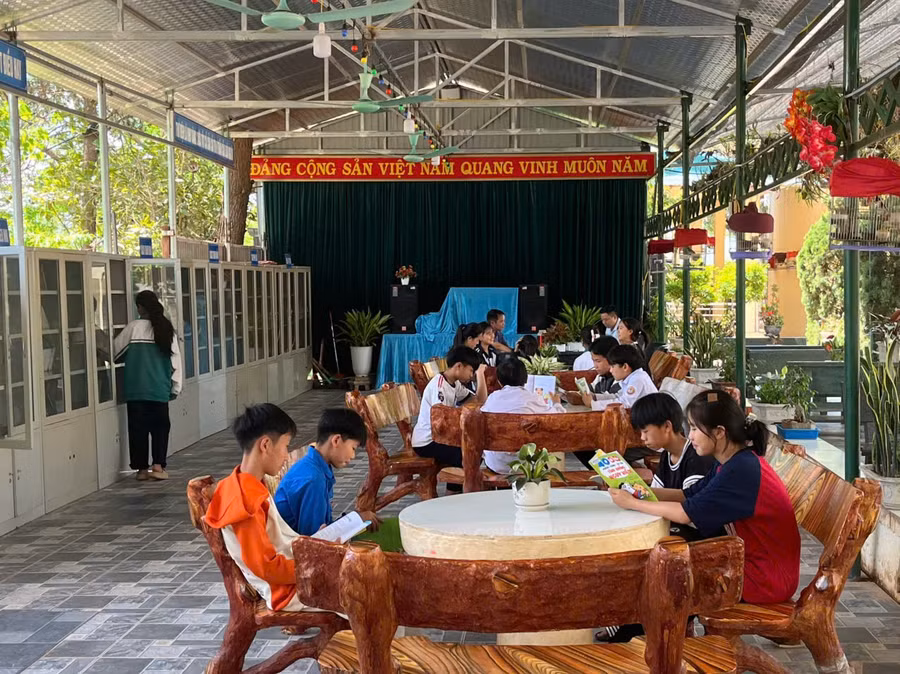 Toàn cảnh thư viện ngoài trời do thầy trò Trường PTDTBT THCS Nà Bủng xã hội hóa trong quá trình triển khai.