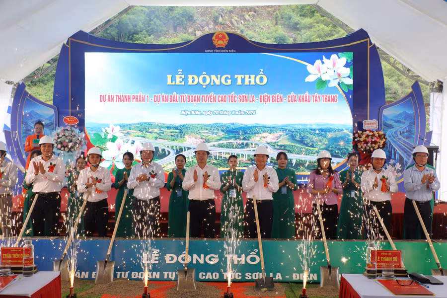 Các đại biểu thực hiện nghi thức động thổ.