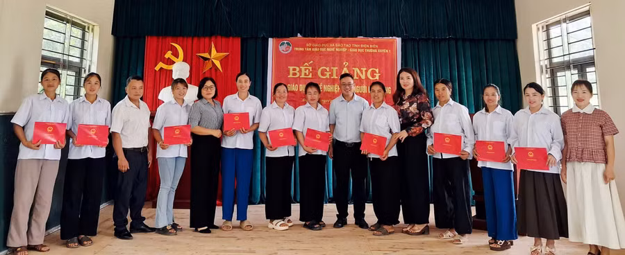 Lãnh đạo Trung tâm GDNN-GDTX 1 tỉnh Điện Biên trao chứng nhận cho học viên lớp May tại xã Si Pa Phìn.