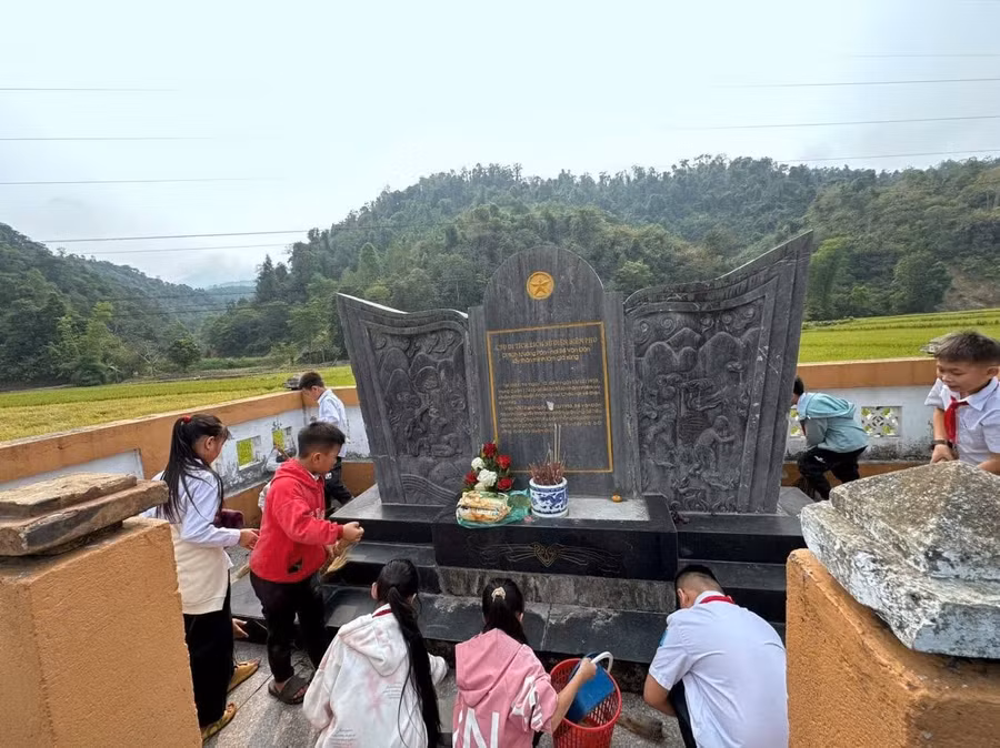 Một buổi lao động, dọn vệ sinh khu vực bia tưởng niệm Anh hùng Liệt sĩ Bế Văn Đàn do thầy trò nhà trường tổ chức.